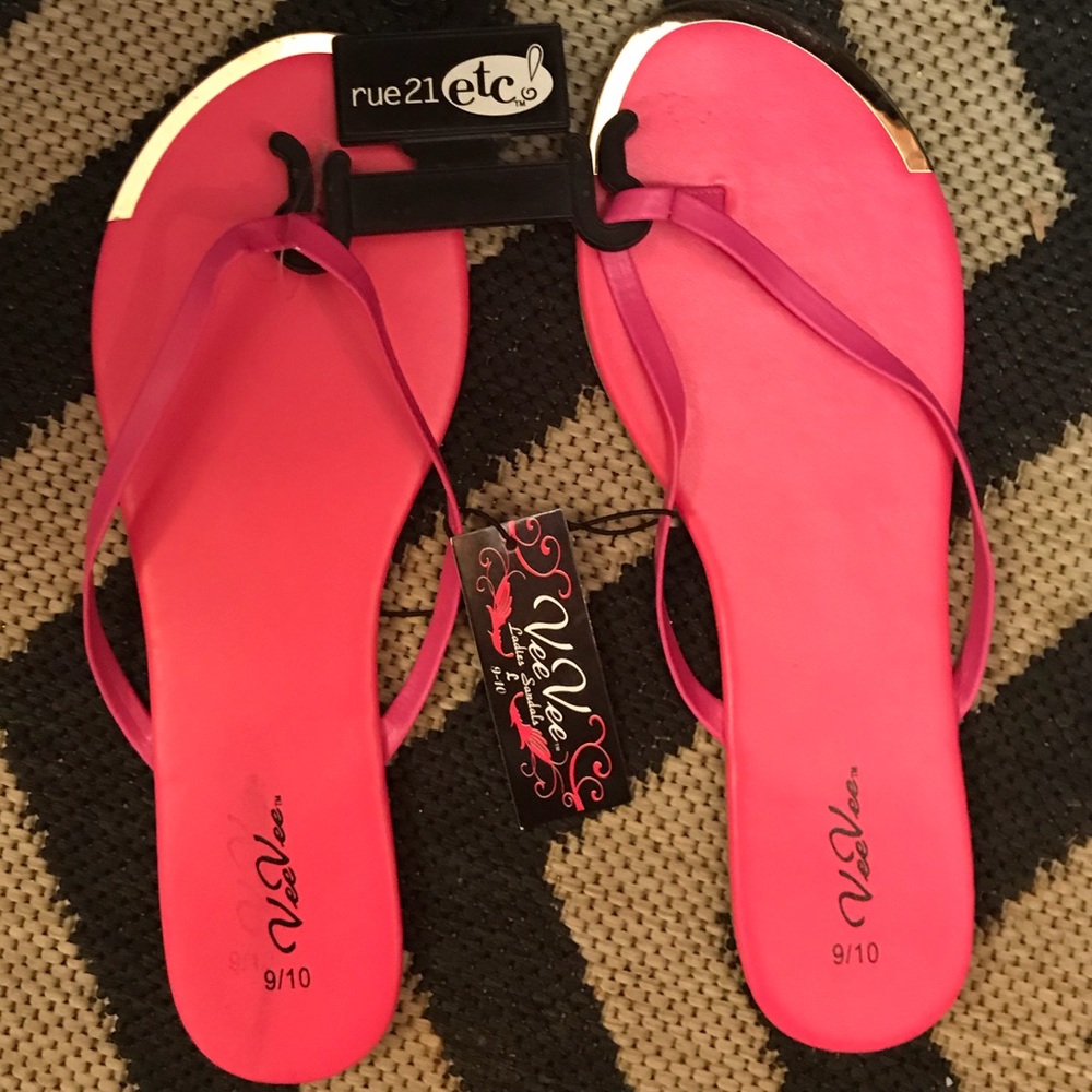 🔥SALE🔥 Brand New Hot Pink Gold Toe Flip Flops